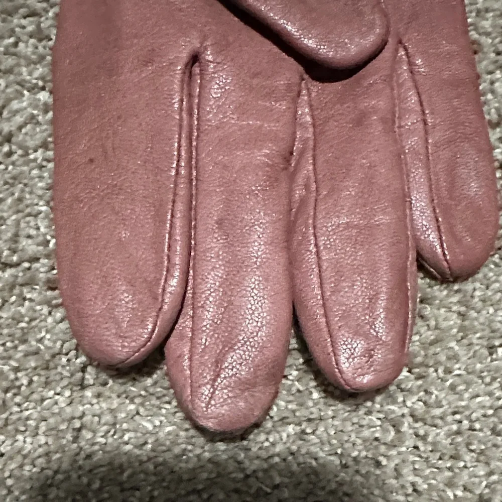 Elegant Mauve Leather Gloves